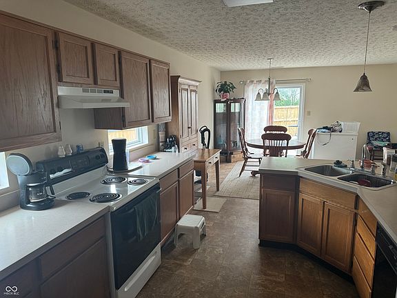 5th image of 551 Mountain Pine Dr