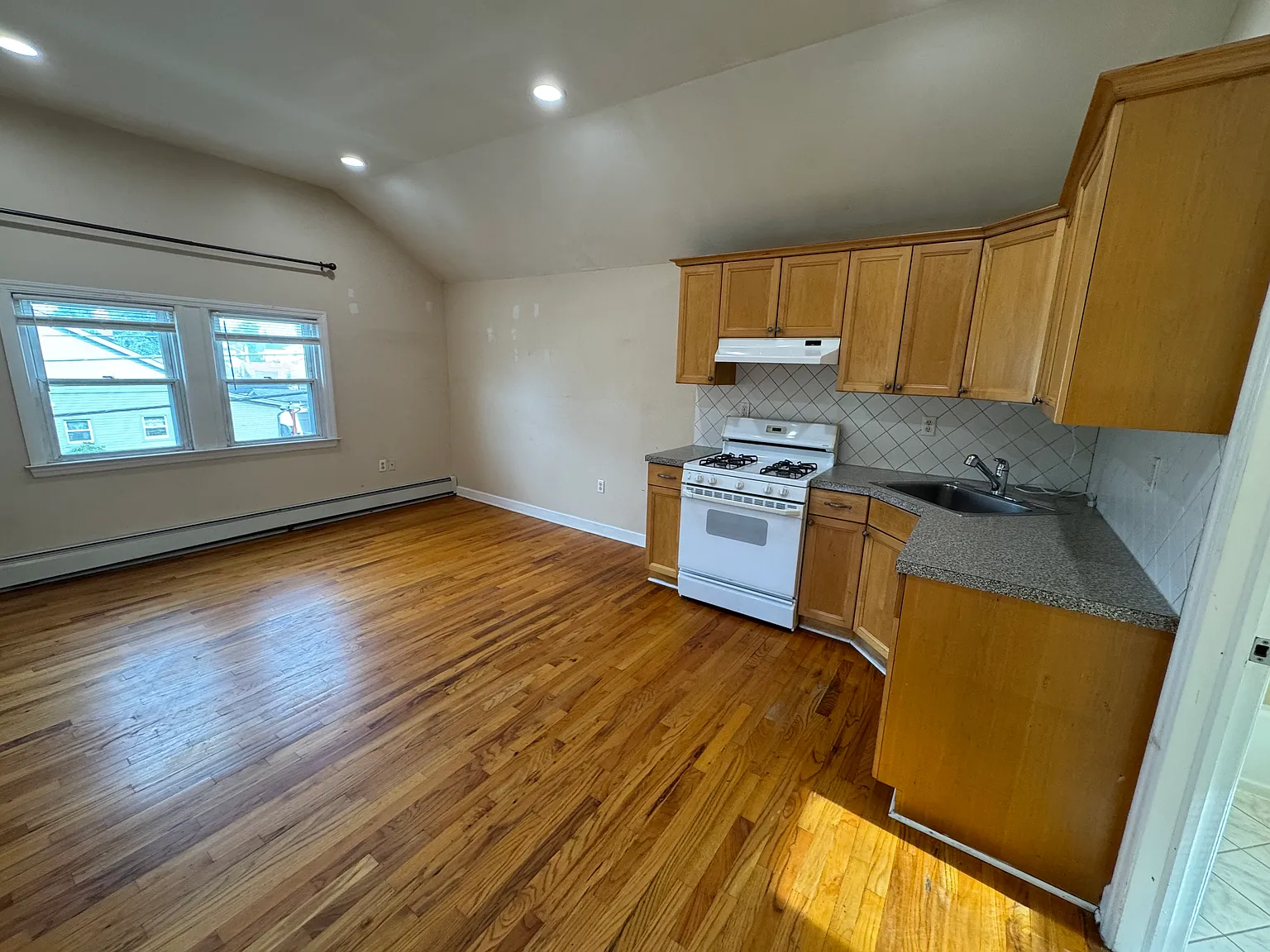 1 bed, 700 sqft, $2,100 — Photo 4