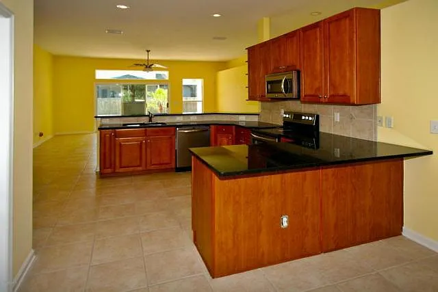 801 Derby Ln — Photo 4