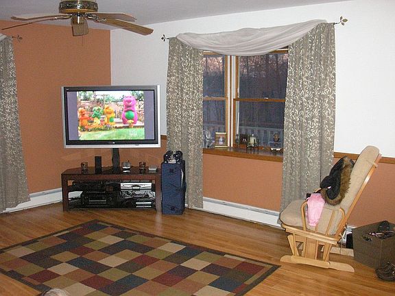 spacious living rm w/ bay window