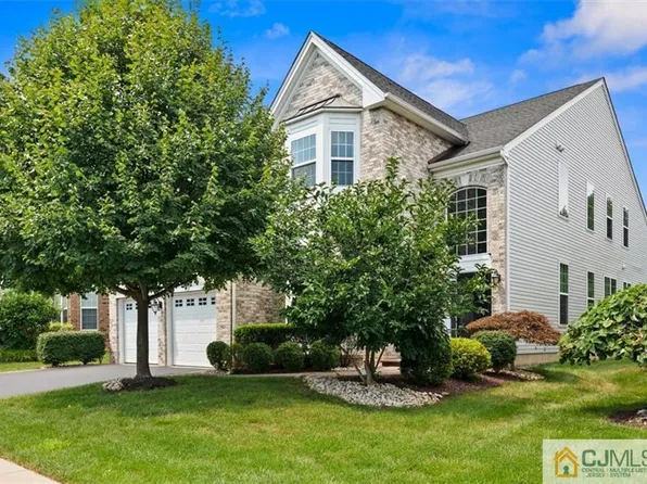 120 Andover Dr S, Kendall Park, NJ 08824