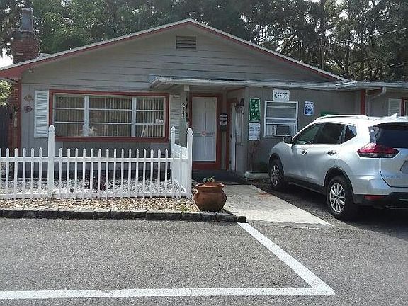 2nd image of 203 NW Sunset Dr