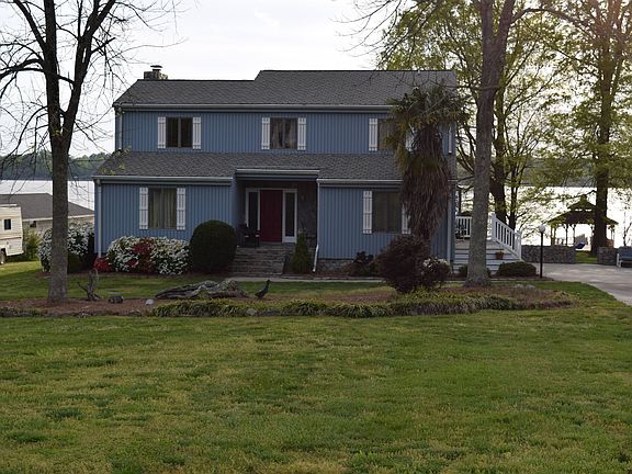 152 feet of prime waterfront