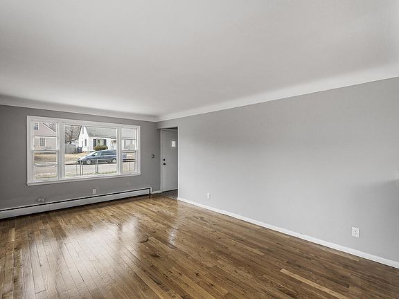 4th image of 1562 Marion St