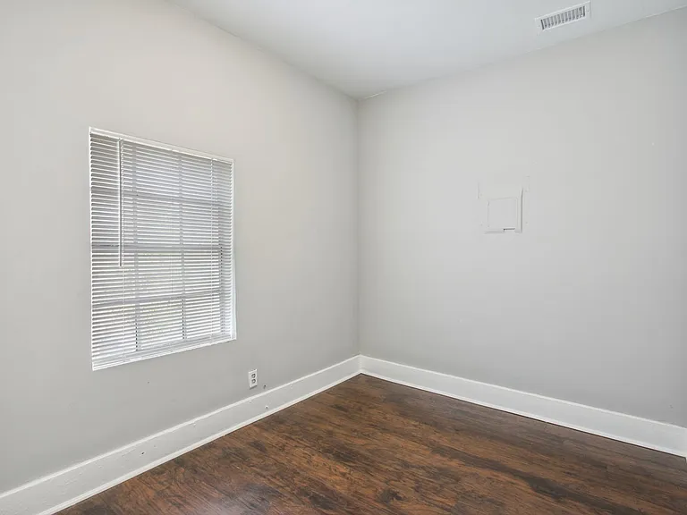 1002 W 44th St — Photo 12
