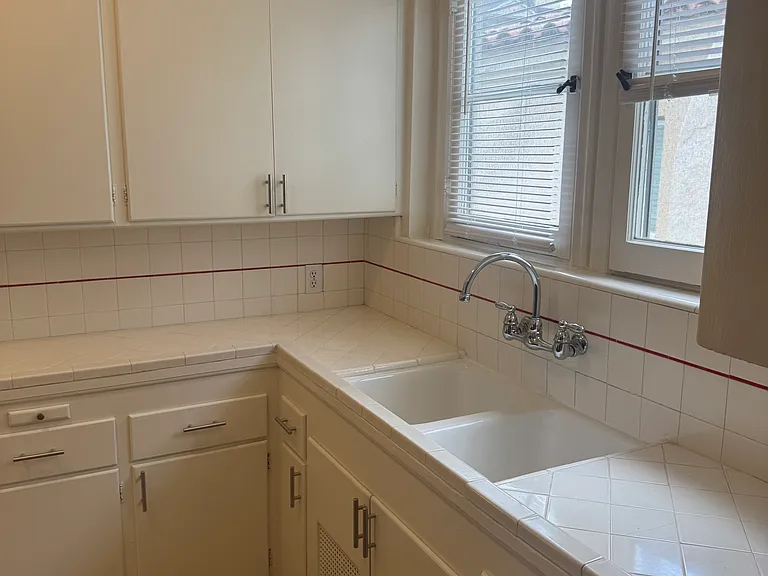 419 N Doheny Dr #B — Photo 13