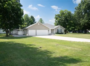 10337 E Kingwood Dr, Effingham, IL 62401