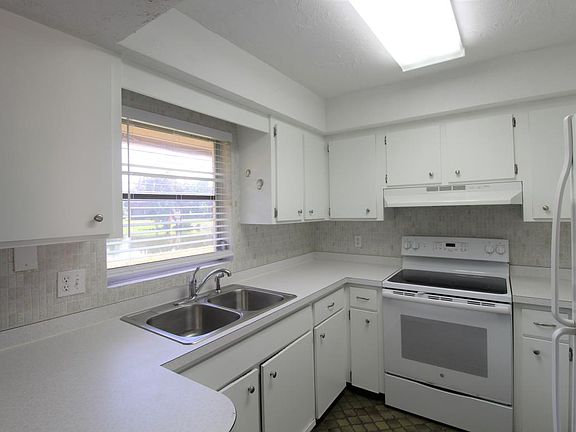 3rd image of 2526 Terry Ln