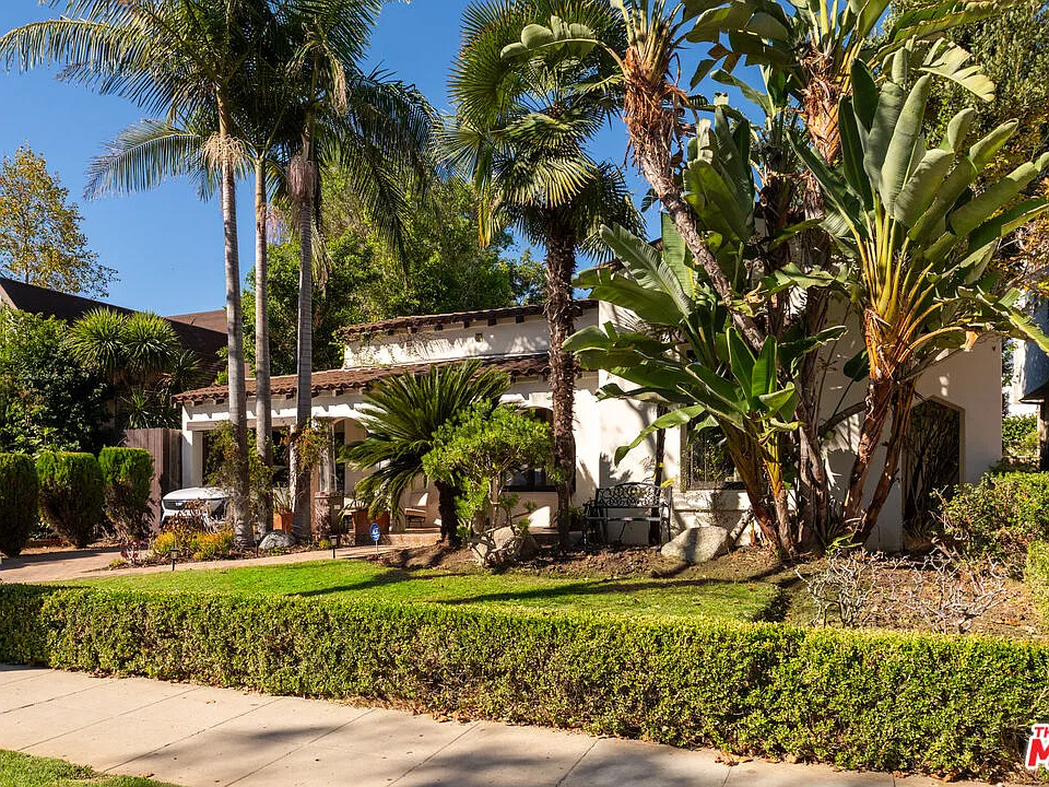 153 S La Peer Dr