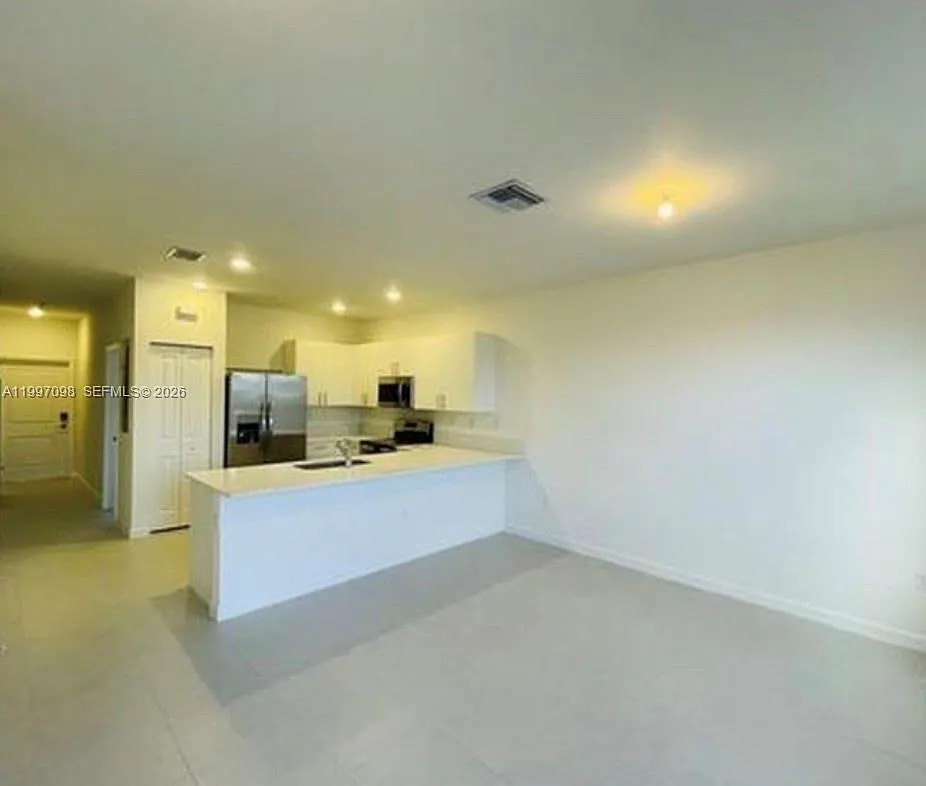 3 bed, 2.5 bath, $2,500 — Photo 3