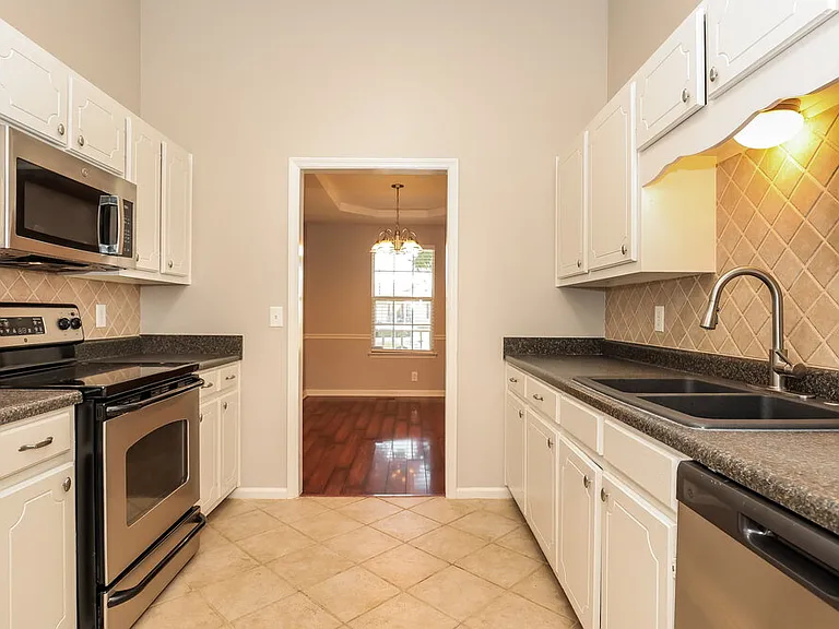1002 Esquire Ct — Photo 10