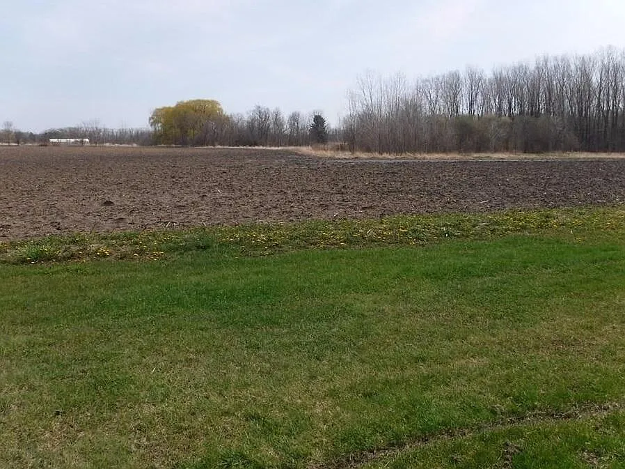10701 Burlington ROAD photo 1