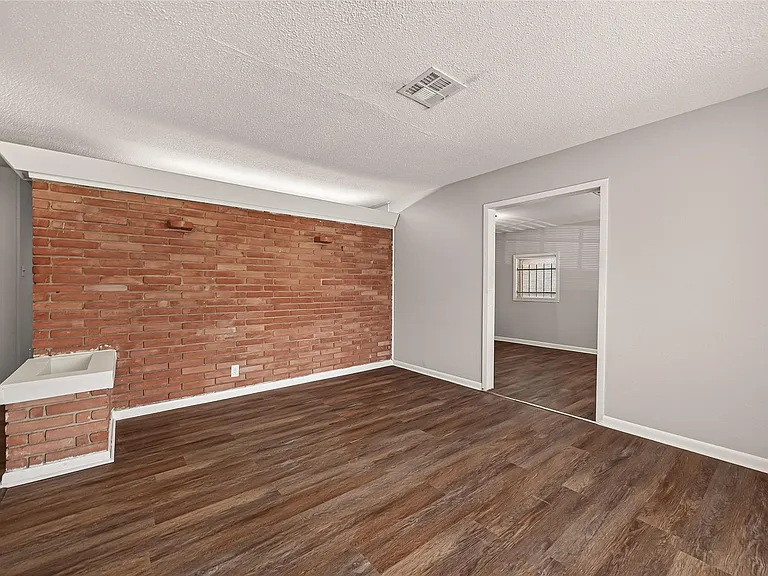 3815 Love St — Photo 3