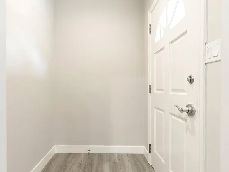 1527 N Screenland Dr — Photo 3