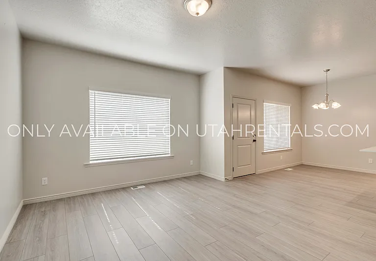 793 N 2560 E — Photo 5
