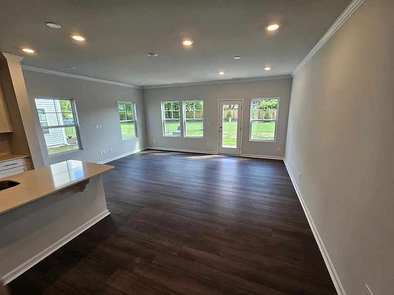 270 Paramount Dr — Photo 4