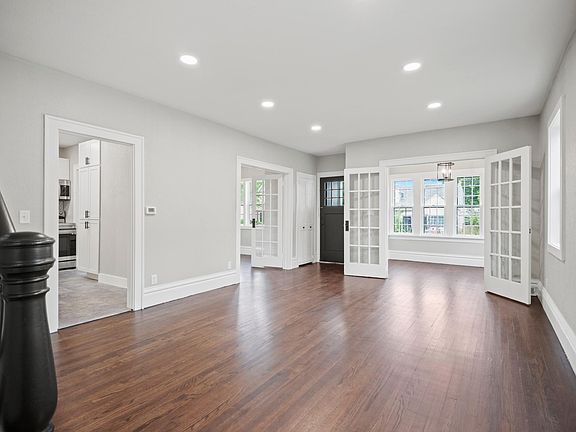 5th image of 409 S Elm Ave