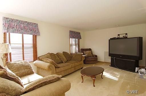 4th image of 881 Kingston Ln
