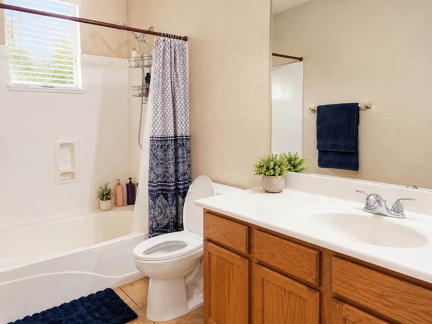 4 bed, 2279 sqft, $1,095 — Photo 2