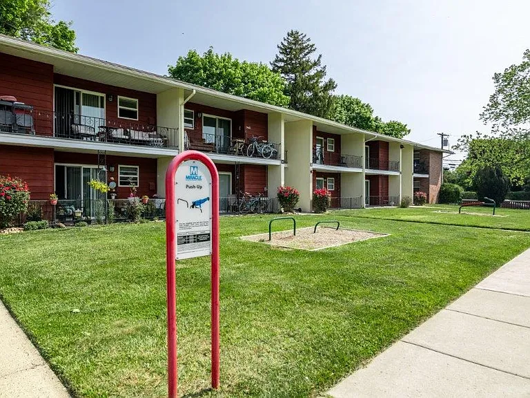 Edgewater Gardens Apartment Homes — Photo 12