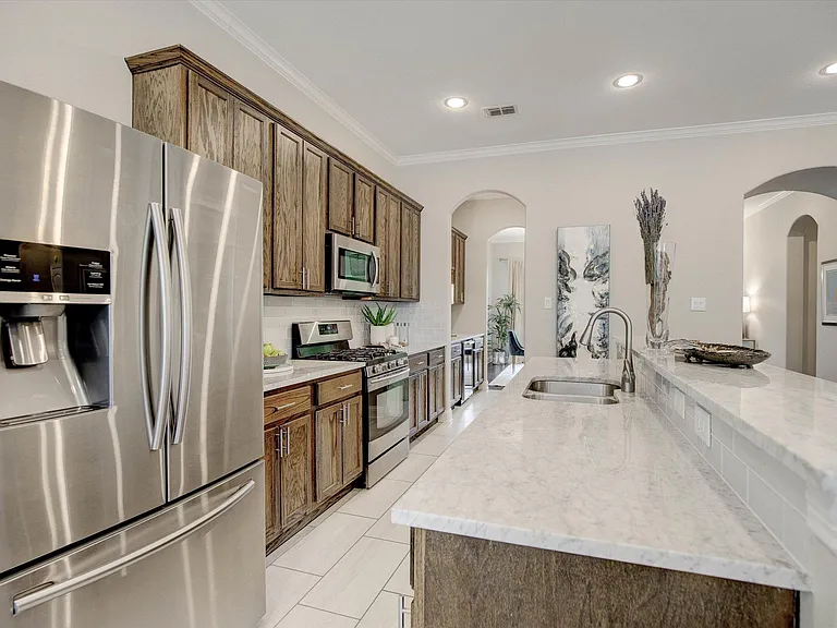 2700 Gladstone Dr — Photo 9