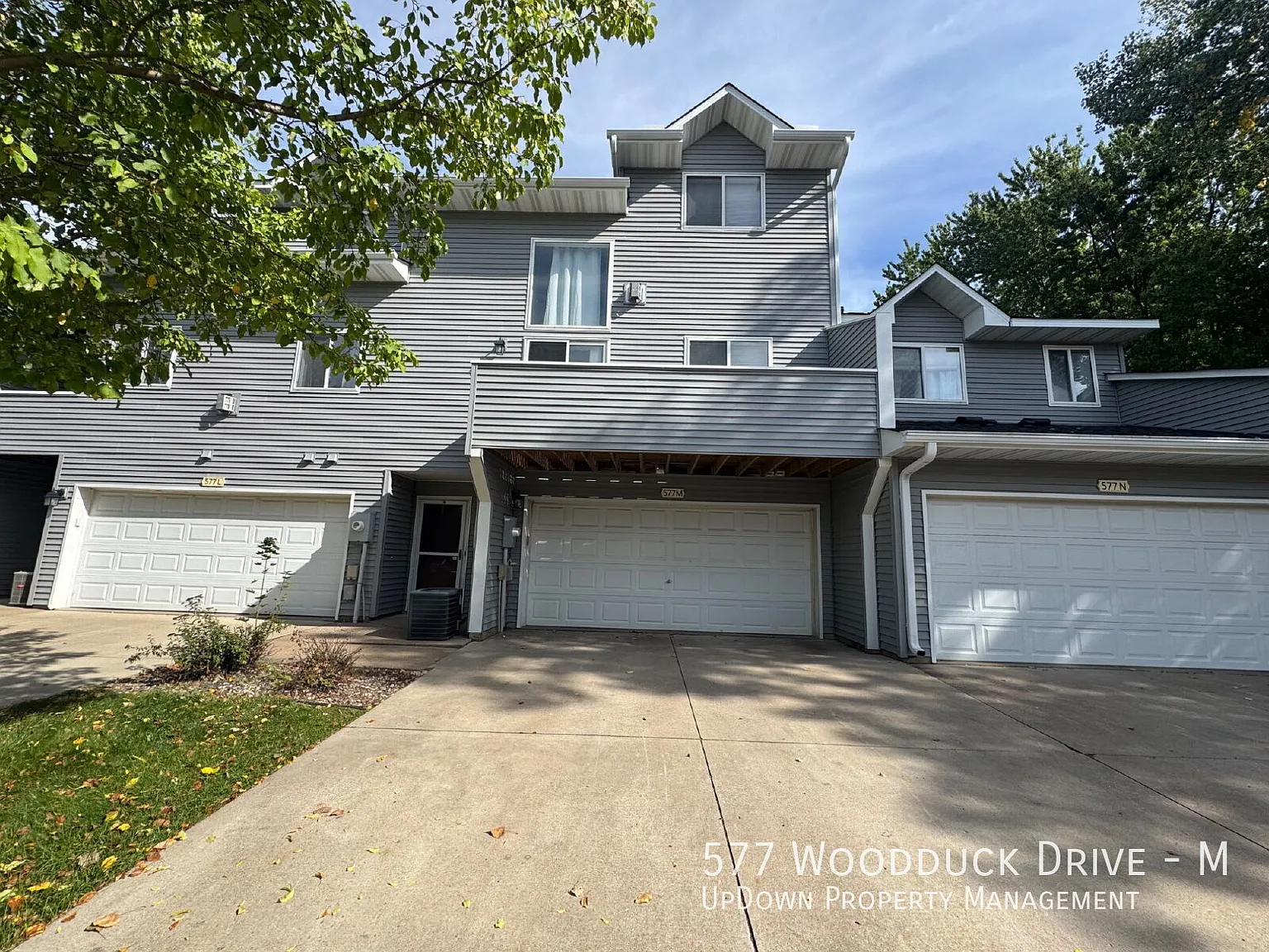High Ceilings Townhouse Retreat: Spacious 2-Bed, 2-Bath Gem in Woodbury! — Photo 3