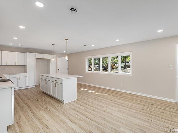 4th image of 24735 Lathrup Blvd