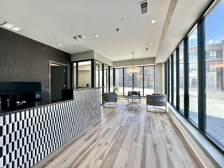 Flats on Howard — Photo 114