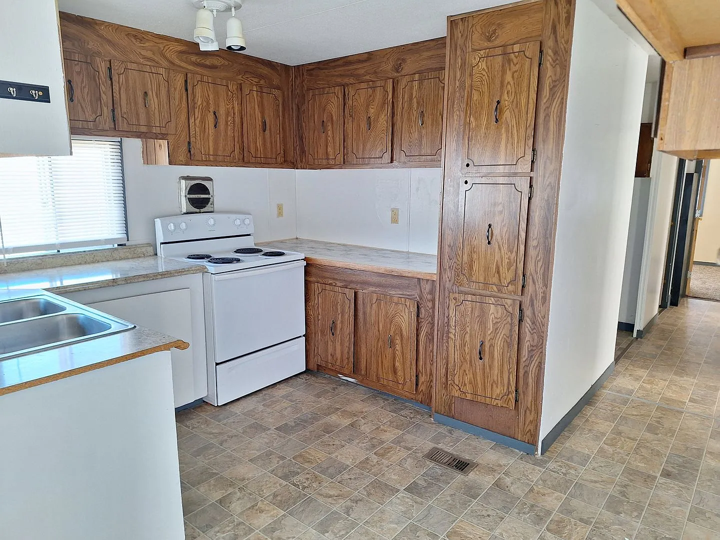 4 bed 2 bath — Photo 1