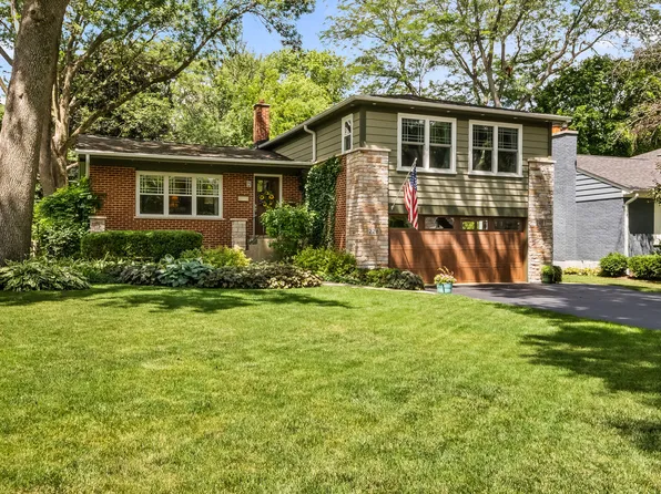 228 S Glendale Ave, Barrington, IL 60010