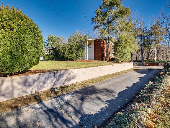 3rd image of 316 Blue Haven Dr