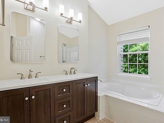 4th image of 4112 Flower Box Ct