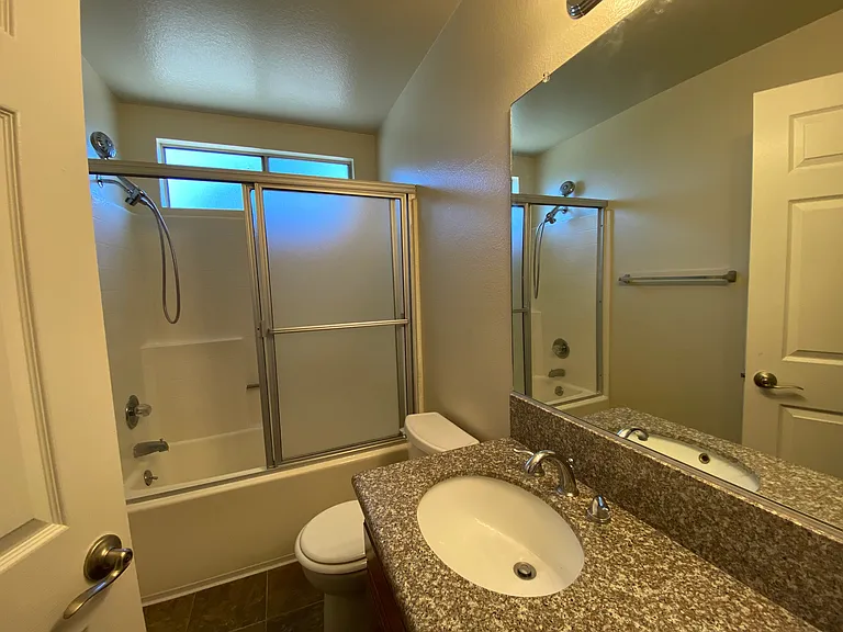 536 N Mariposa St #D — Photo 10