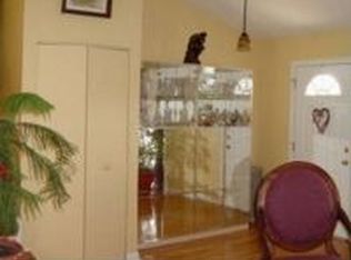 1270 Waterbury Ln, Roselle, IL 60172