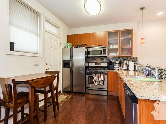 4th image of 3327 W Schubert Ave #2