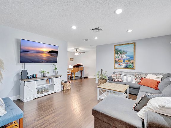 5th image of 932 La Costa Way
