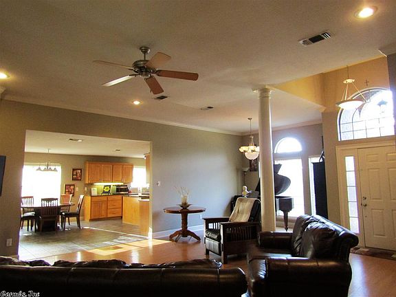 3rd image of 2106 White Oak Ln