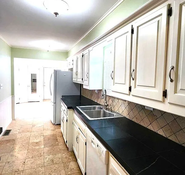 7900 Lakehurst Dr — Photo 8