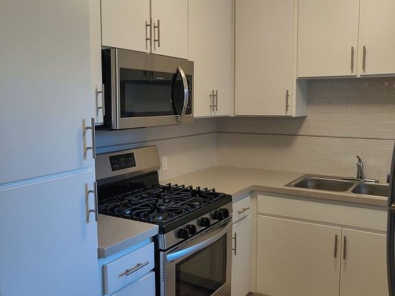 3rd image of 5516 Corteen Pl APT 01