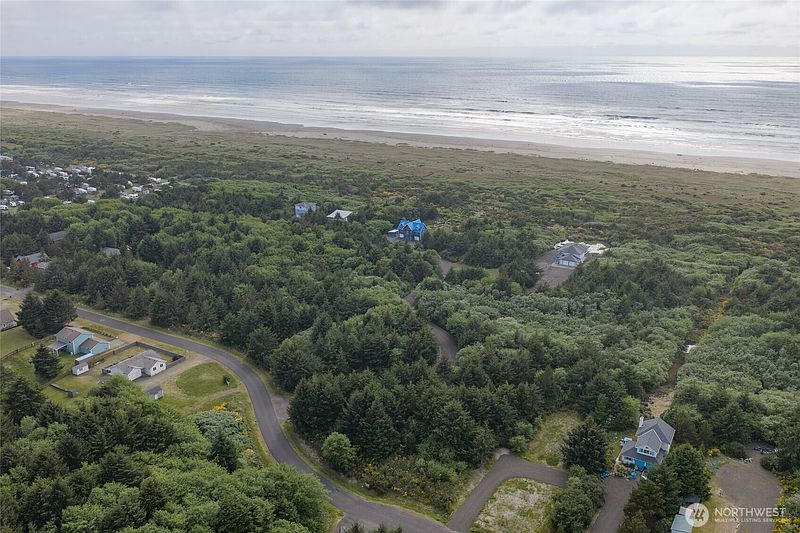 4th image of 140 Sea Wind Lane