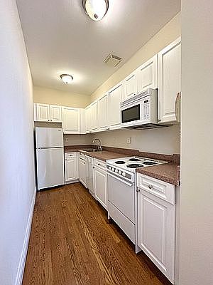 4th image of 2350 Broadway #1034