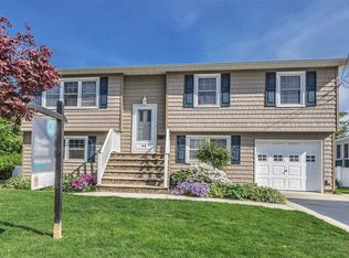 45 Orchard St, Lindenhurst, NY 11757