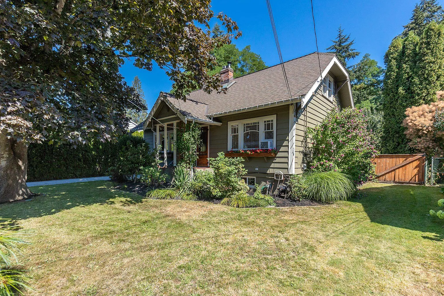 2730 Maple St photo 1
