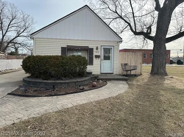 1819 Goddard Rd, Lincoln Park, MI 48146