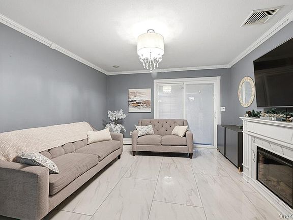 4th image of 377 Deer Road