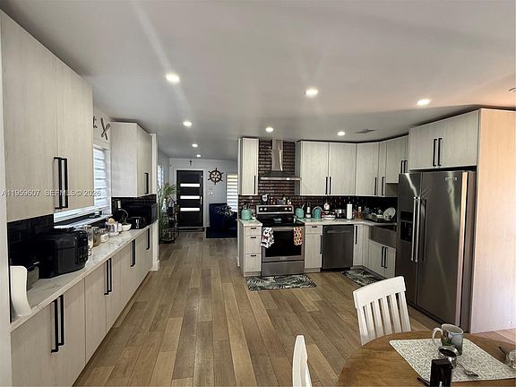 4th image of 3050 SW 26th St