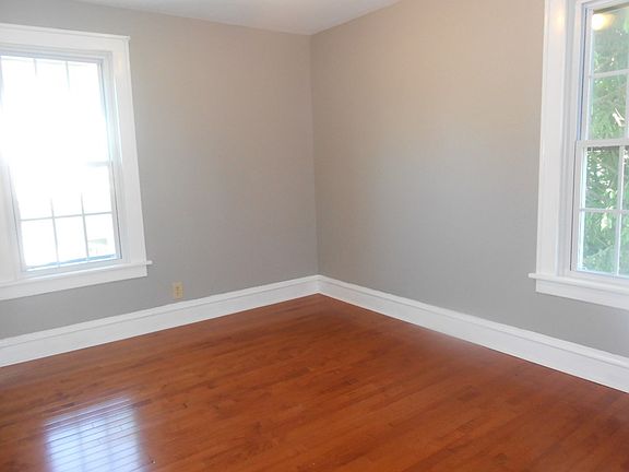 4th image of 571 Lord St