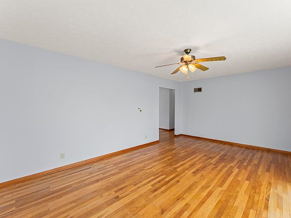 3rd image of 215 Jefferson St