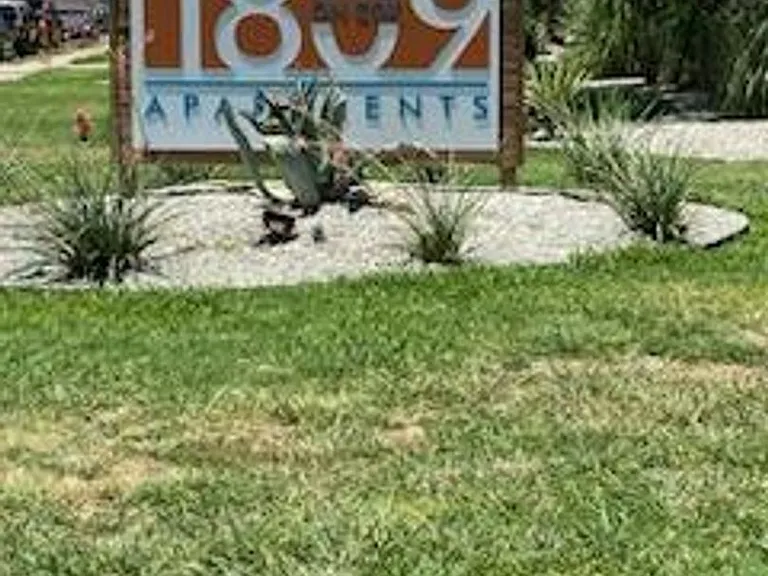 1809 on Cox Apartments — Photo 106