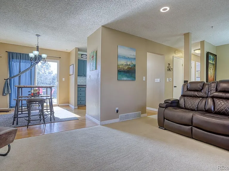 881 S Chestnut St — Photo 5